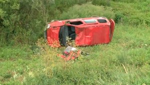 Auto s rodinou skončilo v priekope, matku s dcérou previezli do nemocnice