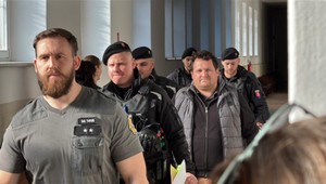 Čurillu a Ďurku priviezli na súd. Sudca rozhoduje o ich väzbe