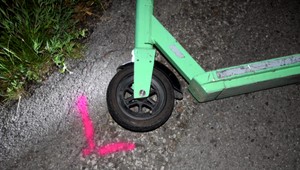 Nehybné telo kolobežkára objavili v noci na hrádzi. Muž nezvládol riadenie a spadol na hlavu