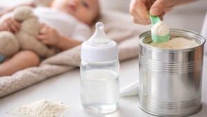 Nebezpečný toxín v dojčenskej výžive: ÚVZ SR varuje rodičov, výrobky sťahujú z trhu