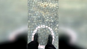 Pred Redutou sú namaľované kruhy. Musia v nich stáť policajti