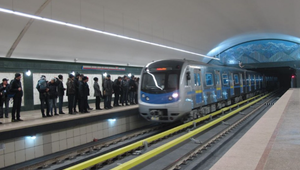 Nebezpečná zábava s tragickým koncom: „Surfovanie“ na metre stálo mladíka život