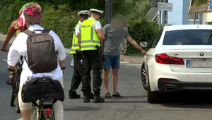 Hrozivý pád cyklistu. Mladík po páde preletel do protismeru a vrazil do protiidúceho auta