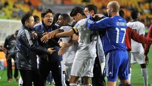 Hromadná bitka v zápase Ligy majstrov. Kopance i facky!