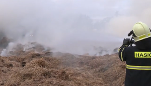 Požiar rodinného domu v osade sa rozšíril aj na neďalekú lúku