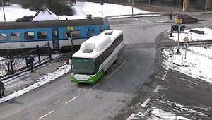 Tak toto bola tesnotka. Autobus prešiel cez priechod krátko pred vlakom