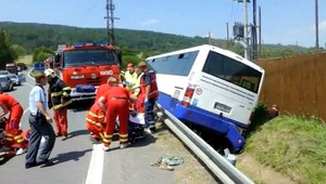 Nehoda autobusu si vyžiadala dve obete, ďalších šesť je zranených