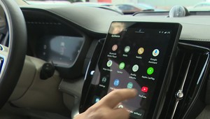 Riziká multimediálnych displejov v autách: Zabudnite na sledovanie filmov za jazdy