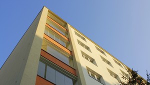 Stála s deťmi na balkóne a vyhrážala sa, že ich vyhodí. Bol za tým pervitín