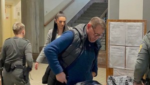 Falošný lekár nosil fonendoskop a pýšil sa titulmi. Dôchodcovia zomierali za záhadných okolností