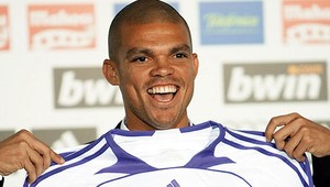 Prišiel s 5 eurami a žobral o jedlo už na letisku