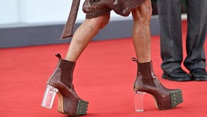 Najbizarnejší outfit z červeného koberca: Módna návrhárka vyzerala ako z hororu!