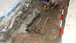 Pod nohami sudcov v Nitre našli ľudské pozostatky