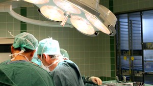 Slováci medzi svetovou špičkou: V bratislavskej nemocnici použili pri operácii unikátny implantát