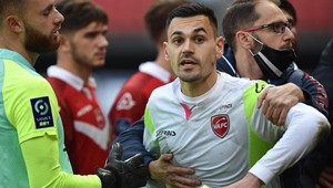 Brankár vo francúzskej lige krvavo uhryznutý do tváre