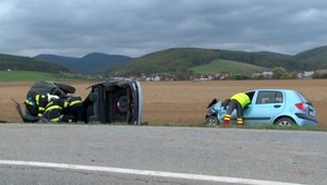 Tragická nehoda pri Ilave. Po čelnej zrážke zomrela matka troch detí