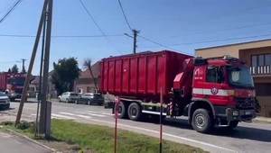 Kamióny prevážajú utratené kravy neďaleko Veľkých Levárov. Tam ich budú pochovávať