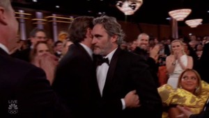 Beyoncé zostala sedieť počas standing-ovation Joaquina Phoenixa: Prečo?