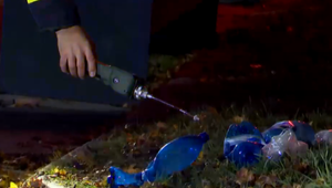 Pred základnou školou v Plzni sa upálil muž. Horľavinu si priniesol v PET fľašiach