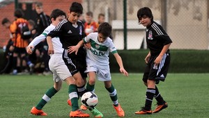 Má iba 12 a ponúkol lahôdku hodnú Messiho! Famózny gól žiaka z Besiktasu!