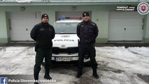 Hrdinský zásah policajtov. Jeden muža držal a druhý mu odmotával z krku kábel