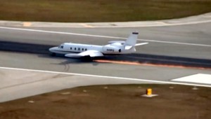 VIDEO: Tryskáč pristál iba s jedným kolesom, zanechal za sebou ohnivú čiaru