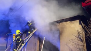 Jeho syn sa mu vyhrážal podpálením domu. Ten naozaj zhorel a dôchodca netuší, kam pôjde