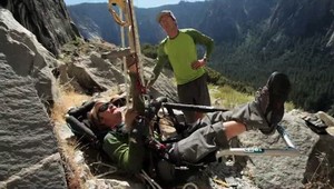 Na vozíku po skalách! Vyliezol do výšky tisícky metrov