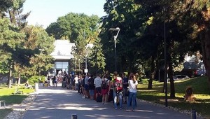 Študenti stáli pred internátmi v radoch. Prešli za hodinu dva metre