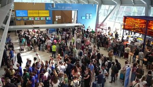 Svet sa spamätáva z globálneho IT výpadku. Letiskám vznikol nový problém