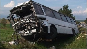 Pri Bardejove havaroval autobus! Vodič a žena prerazili čelné sklo