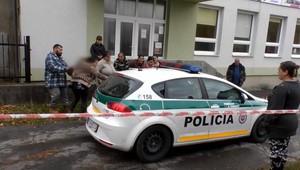 Útok lopatou i palicami. Krvavý spor mužov skončil pred súdom