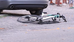 Mladý vodič prehliadol cyklistu, nehoda si vyžiadala zásah vrtuľníka