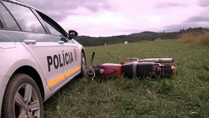 Opitý motorkár narazil do policajného auta, nafúkal takmer dve promile