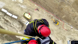 Nebezpečná záchranná akcia v Bratislave: Žeriavnikovi prišlo nevoľno desiatky metrov nad zemou