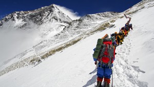 Mt Everest: Pri výstupe zomrel americký horolezec. Túto sezónu je to už tretí život