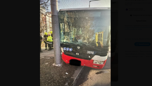 Vodič autobusu v Prahe pravdepodobne skolaboval, na mieste sú zranení