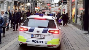 Drogový díler si pomýlil policajné auto s taxíkom