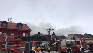 VIDEO: Požiar domu v Senci. Hasiči bojovali s plameňmi 2 hodíny