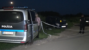 Vodič bez oprávnenia cúval a zrazil dve dievčatá, jedno previezli vrtuľníkom