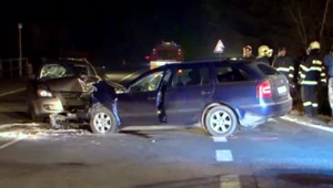 Pri čelnej zrážke sa zranili piati ľudia. Ide o nebezpečný úsek