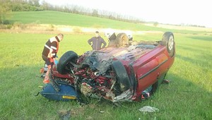 Vážna dopravná nehoda. Po silnom náraze sa auto prevrátilo na strechu
