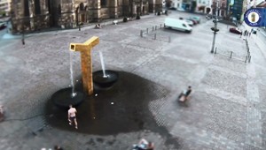 VIDEO: Nemeckí turisti sa rozhodli schladiť vo fontáne. Museli platiť pokutu