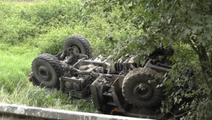 Vodič nákladného auta dostal šmyk a skončil v priekope