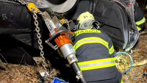 Vodič z okresu Rožňava mal obrovské šťastie. Po nehode mu z rozbitého okna trčala len hlava, a predsa prežil