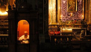 Vatikán "zúri": Veriaci si mýlia spovednicu s gaučom psychoanalytika