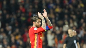 Ramos, ako ho nepoznáte. Polonahý nôti na klavíri