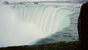 Američan prežil skok do Niagarských vodopádov