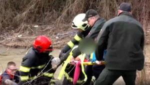 Na mladú ženu sa zosunul svah