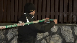 Lietali hrnce, kladivá aj lopaty: Rodinný konflikt prerástol do pouličnej bitky